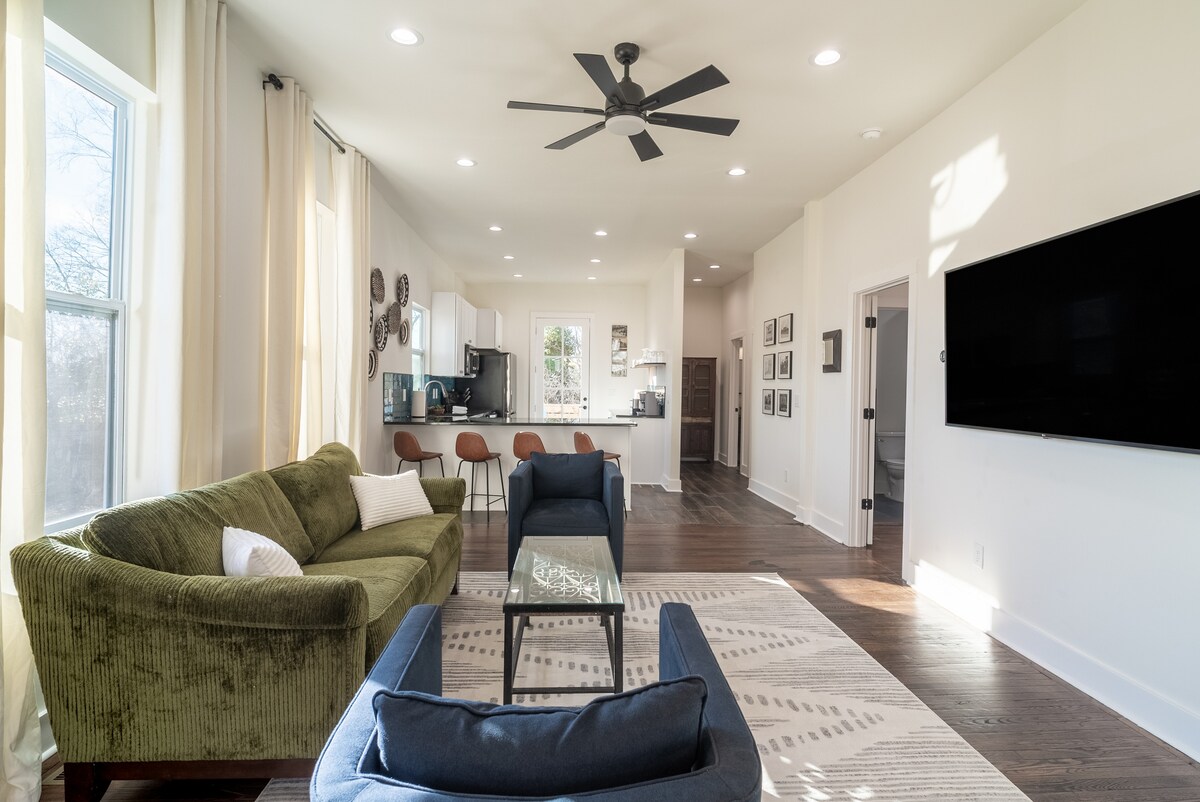 70-инчен телевизор со Roku и Direct TV стриминг. Удобен кауч и доволно простор за ширење!

Имаме душек со брачен кревет за дополнителни гости ако е потребно.