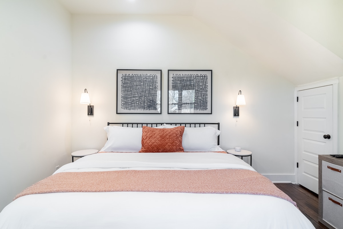 Гостинска спална соба со брачен кревет, голем плакар, 55-инчен телевизор со Roku и Direct TV Stream и завеси за затемнување.