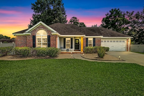 4BR Home - 6 mi Airport, 11 mi Downtown Savannah
