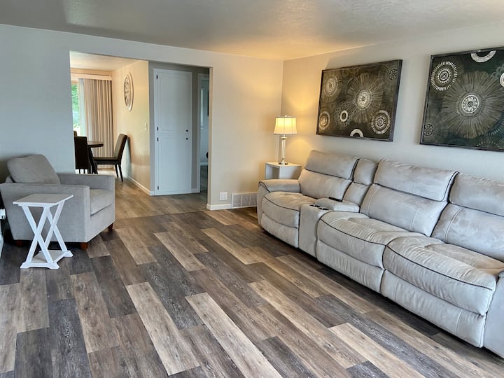 2681 Packerland 1 Mile From  Airport Fenced Yard - Green Bay, WI