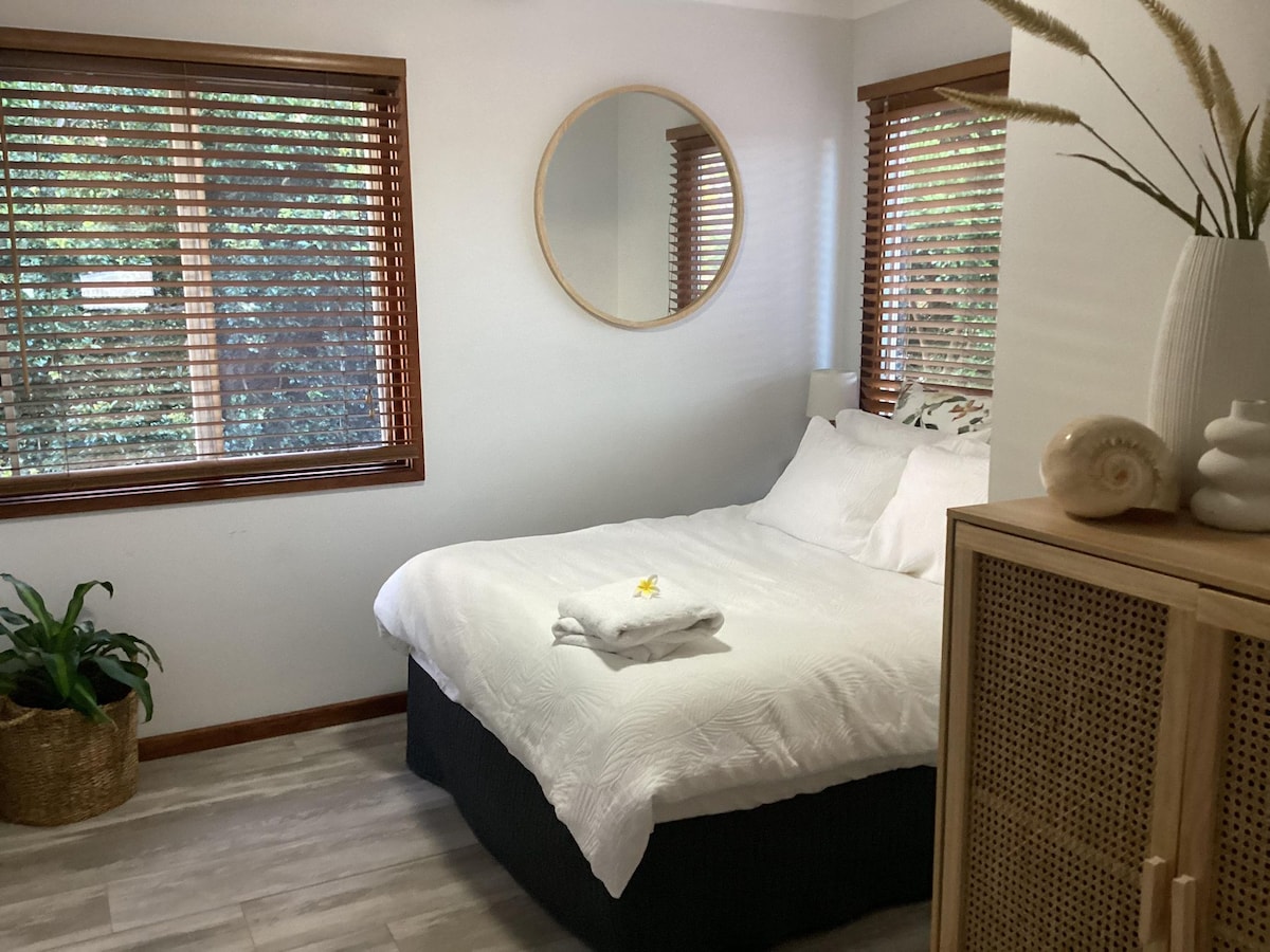 楼上5号卧室双人床 