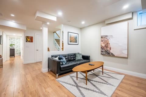 Top Airbnb: Private Guest Suite with Separate Entrance. in Beaches—East York