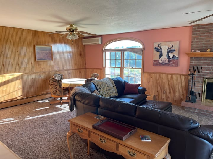 Играйте карти в семейната стая. 