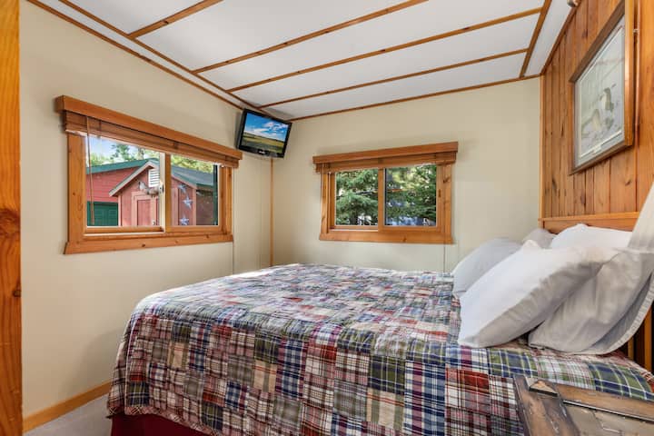 Ghorofa ya juu mbele ya baraza inayoangalia chumba cha kulala kilicho na kitanda kizuri cha malkia. Ina kabati dogo lenye viango vya nguo.