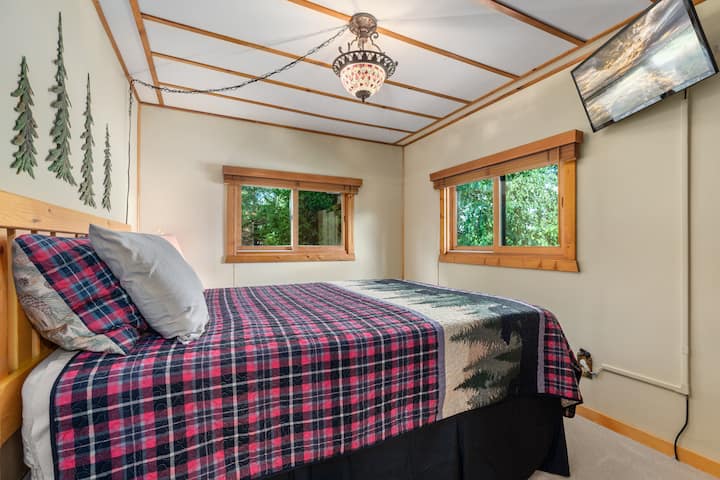 Chumba cha kulala cha juu kando ya ziwa - kitanda kizuri cha malkia. Ina kabati lenye viango vya nguo, rafu ya mizigo, michezo ya ubao, mito ya ziada, mablanketi ya ziada na taulo za ufukweni.