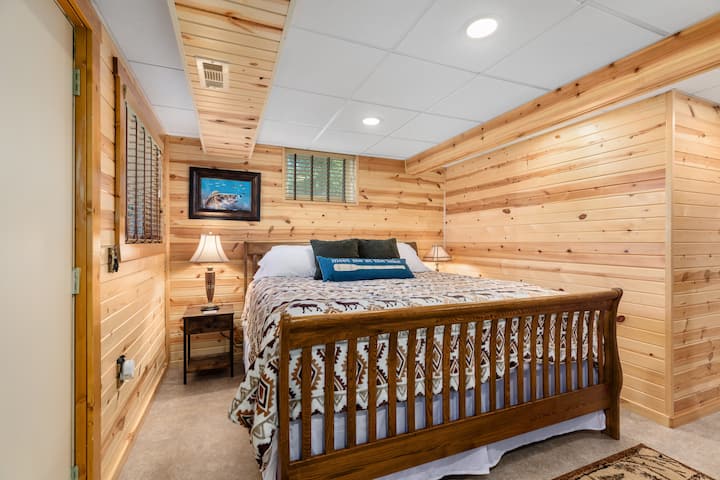 Chumba cha kulala cha kiwango cha chini na kitanda kizuri cha mfalme 
Meza za kando ya kitanda na bandari za USB