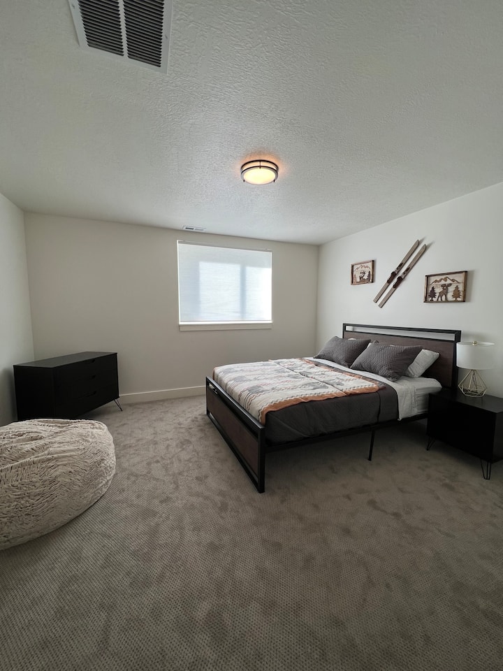 Спална соба за гости на долниот кат со брачен кревет 