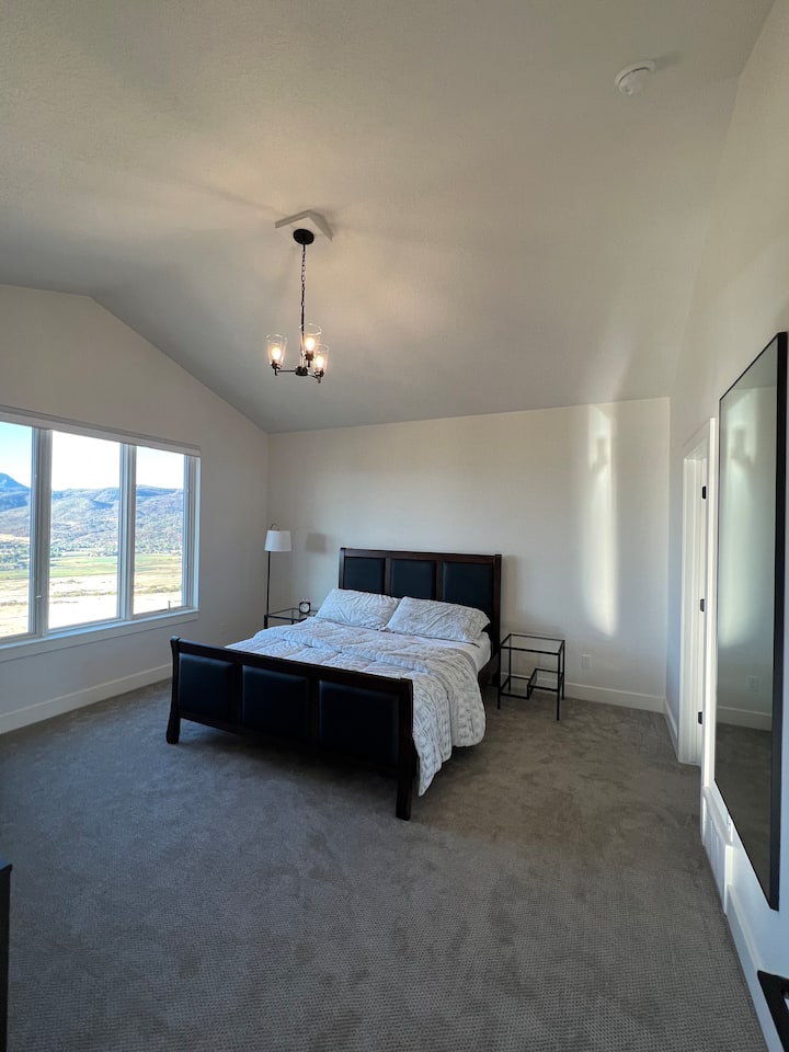 Главна спална соба со брачен кревет (широк 150-179 см) во Калифорнија 