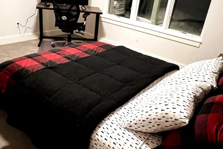 Гостинска спална соба на главниот кат со брачен кревет (широк 150-179 см) и сопствена бања