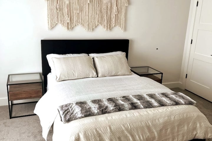 Спална соба за гости на долниот кат со брачен кревет (широк 180-2