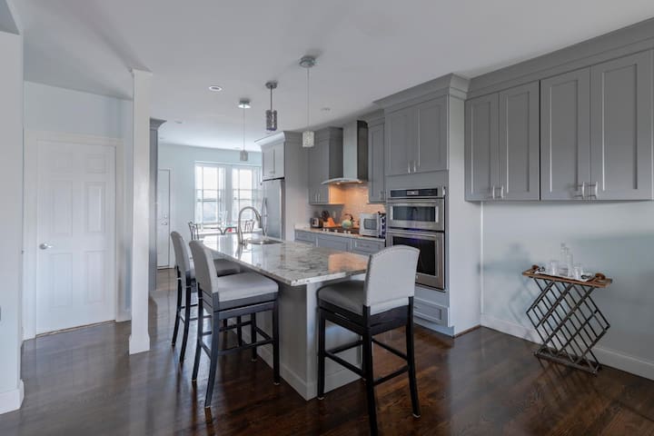 BC/BU – Beautifully Renovated Penthouse 3-BR/2-BA