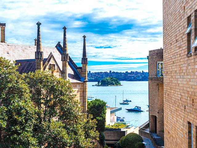 Eclectic Art Deco Retreat in Harbour side Enclave