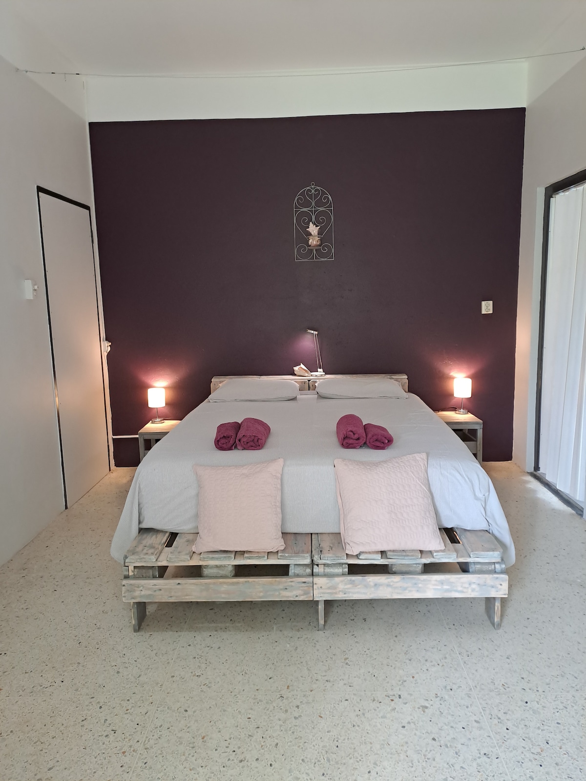 天花板高，干净整洁。  奢华凉爽。加勒比度假的最佳去处。
可应要求提供蚊帐。  房间配有空调和吊扇。 