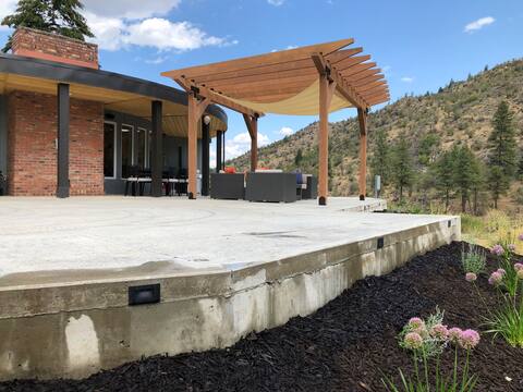 Cozy Roundhouse with Hot Tub and Mountain Views.