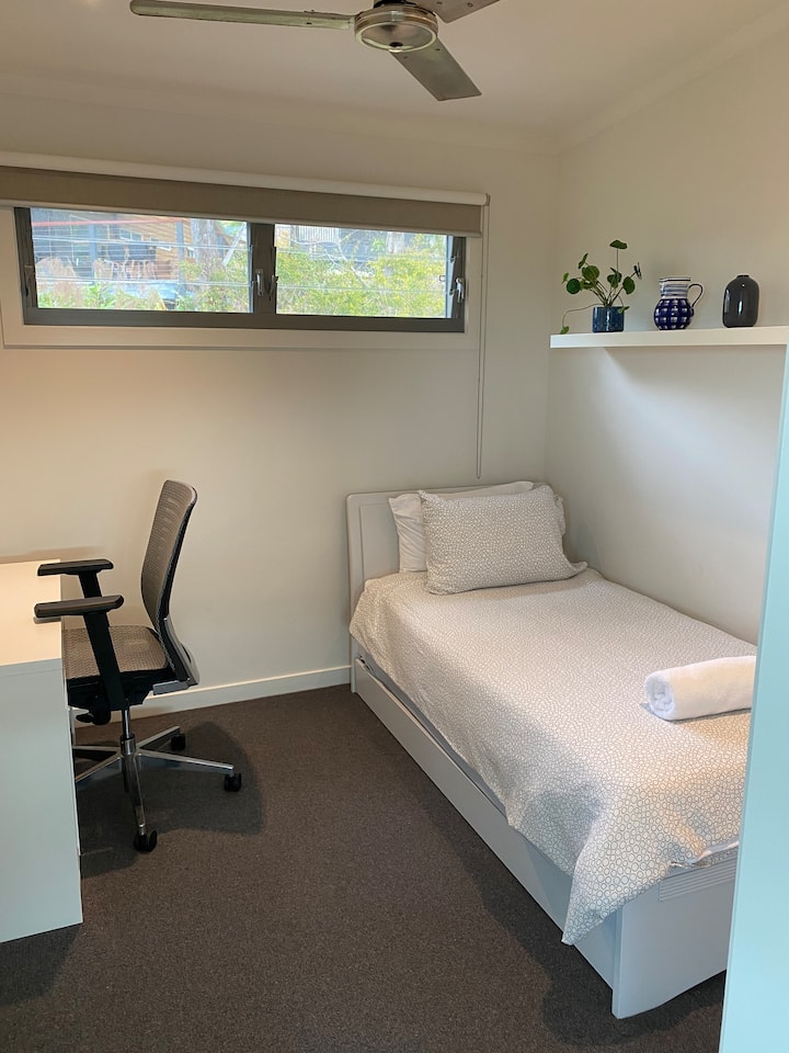 Eenpersoonskamer op de bovenste verdieping naast de kingsize slaapkamer. Bureau en stoel voor kantoorgebruik. 