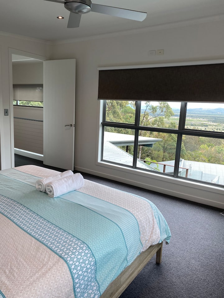 Uitzicht vanuit de kingsize slaapkamer. LIe in bed en bewonder het uitzicht. 