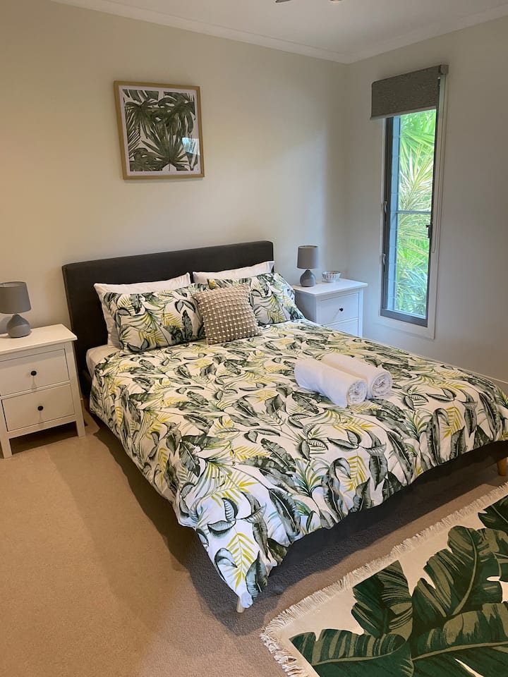 De queensize slaapkamer op de middelste verdieping ligt het dichtst bij de badkamer.