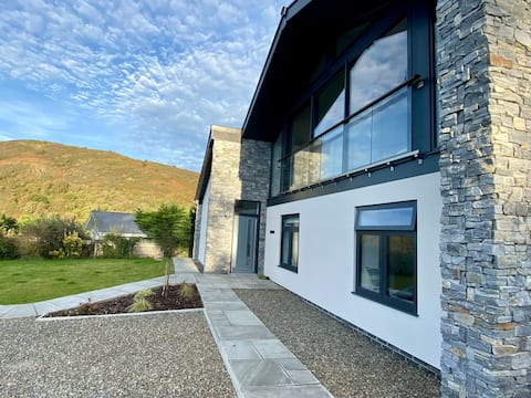 Sea View Home in Tresaith for 10+