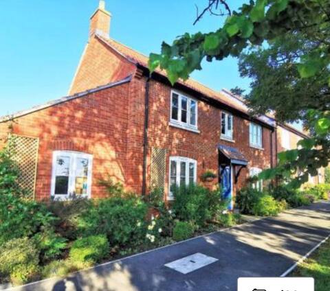 Quiet 3 bed cottage with views over fields
