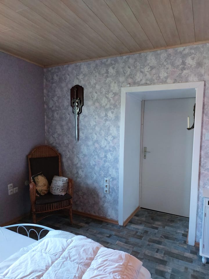 à travers la chambre