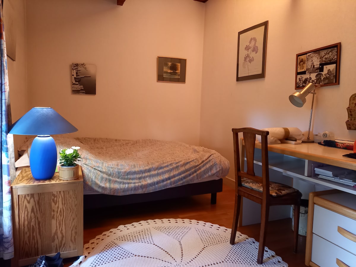 habitación 1 con lavabo y escritorio