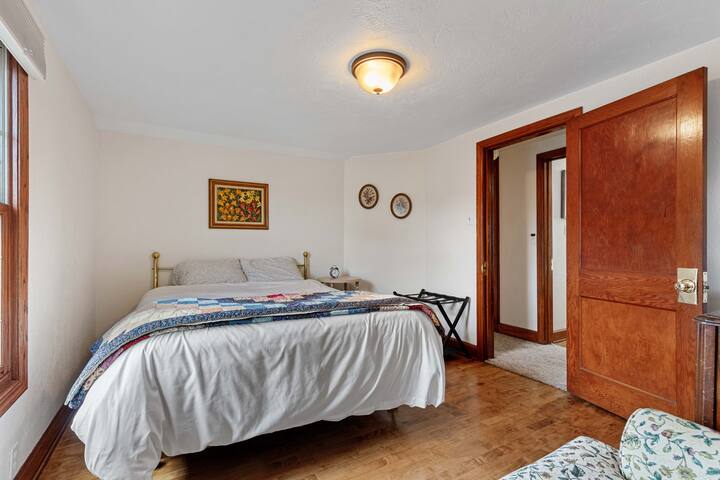 Odmorite se i podmladite u cvjetnoj spavaćoj sobi s bračnim krevetom.