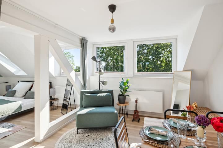 هنا يمكنك أن تشعر بالراحة. سواء كان تناول الطعام معًا أو الاسترخاء على الكرسي ذي الذراعين. نعم ، إنه أكثر راحة مما يبدو عليه!

ونعم ، القيثارة هناك للعب! إذا كنت لا تعرف كيفية العثور على شيء في الموقع.