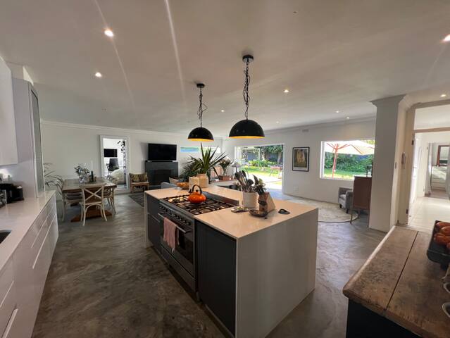 6-Sleeper home with Pool in Tokai, Cape Town. gallery image 2