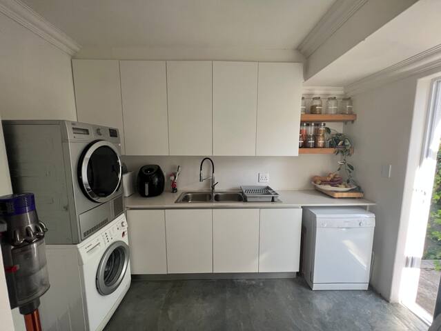 6-Sleeper home with Pool in Tokai, Cape Town. gallery image 5