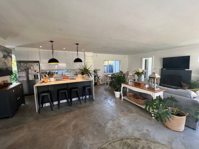 6-Sleeper home with Pool in Tokai, Cape Town. gallery image 3