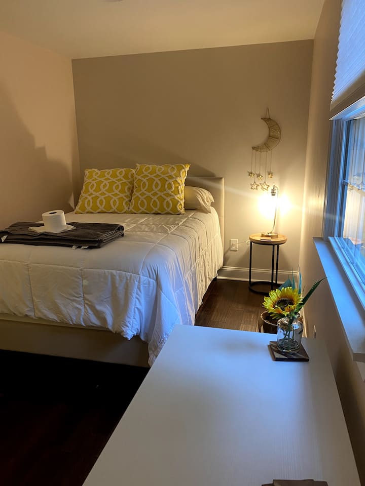 Cheerful1 Bedroom home with free parking Houses for Rent in Richmond