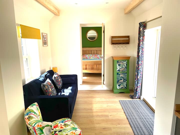 Outbuilding With River Views In Cambridgeshire - Raptor Foundation