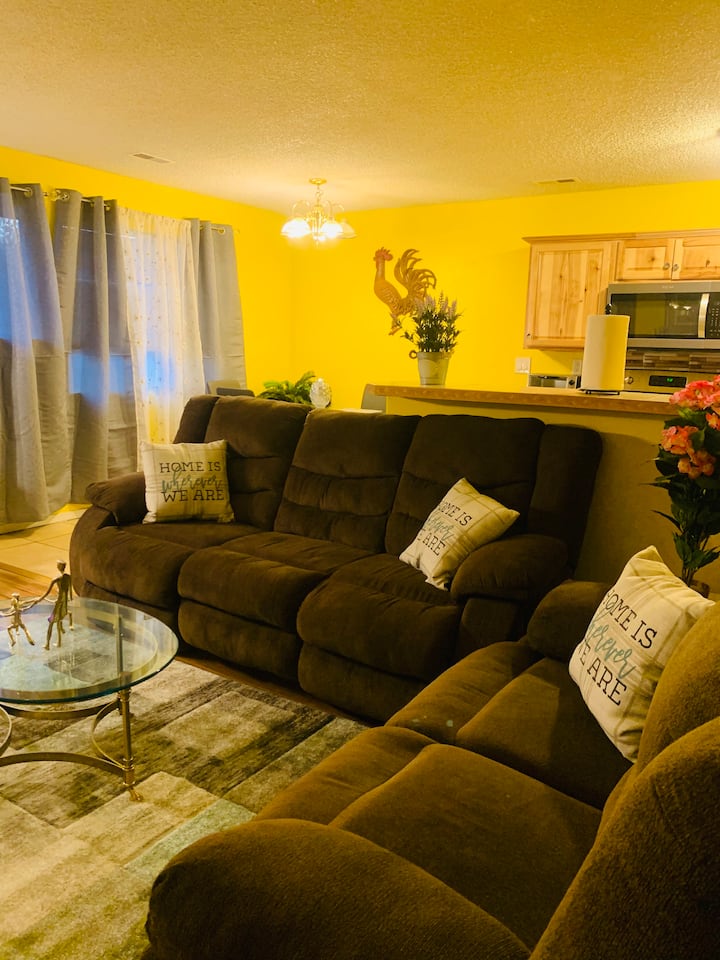 The Sunset 2bedroom apartment near COS Airport Flats for Rent in