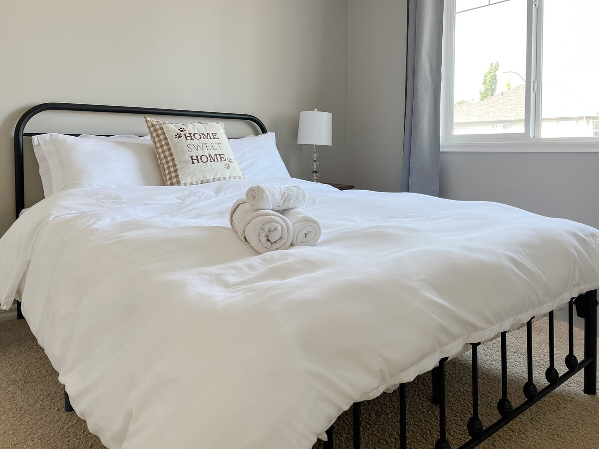 นอนหลับฝันดีในห้องนอนที่สองที่อบอุ่นของเรามีฟูกนอนที่สะดวกสบายและตู้เสื้อผ้าที่กว้างขวางสำหรับทุกความต้องการในการจัดเก็บของคุณ