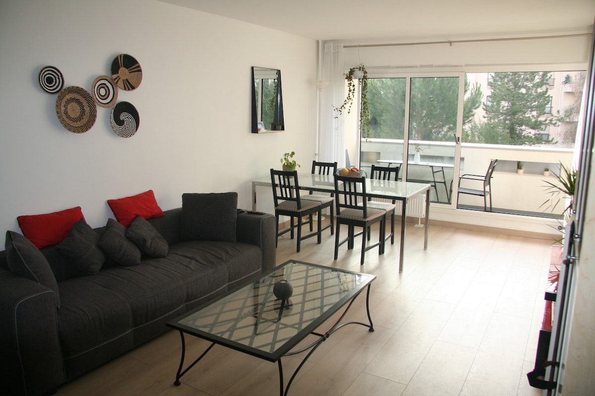Popular Airbnb listing: Nice cozy apartment 50 m2, secure indoor parking in Boulogne Billancourt