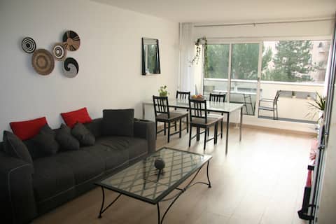 Popular Airbnb listing: Nice cozy apartment 50 m2, secure indoor parking in Boulogne Billancourt