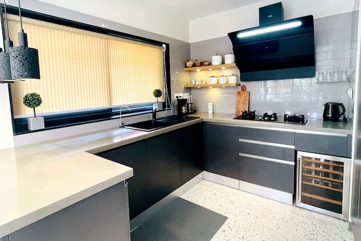 Full kitchen image 2