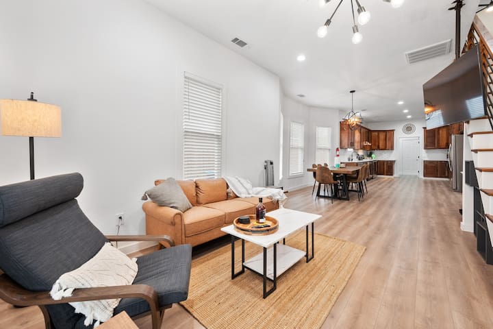 City Escape Away from Home – 5 Mins from Downtown