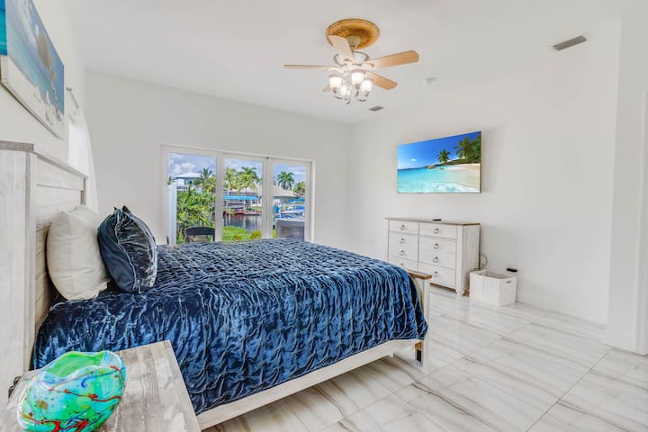 Luxusná hlavná spálňa s prístupom pri vode: zhovievavý dizajn, úžasné výhľady a priamy prístup do dvora