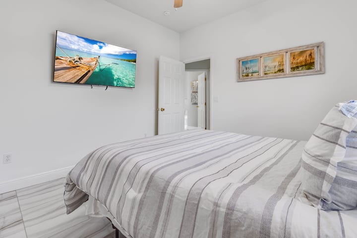 Príjemná spálňa pre hostí: opulentná výzdoba, pohodlná posteľná bielizeň a všetko vybavenie, aby bol váš pobyt pohodlný a príjemný