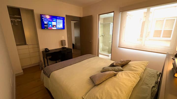 กล้องหลักเตียงควีนไซส์พร้อมโต๊ะทำงานและสมาร์ททีวี 
ห้องน้ำส่วนตัวไฟดับและมู่ลี่ความเป็นส่วนตัว 