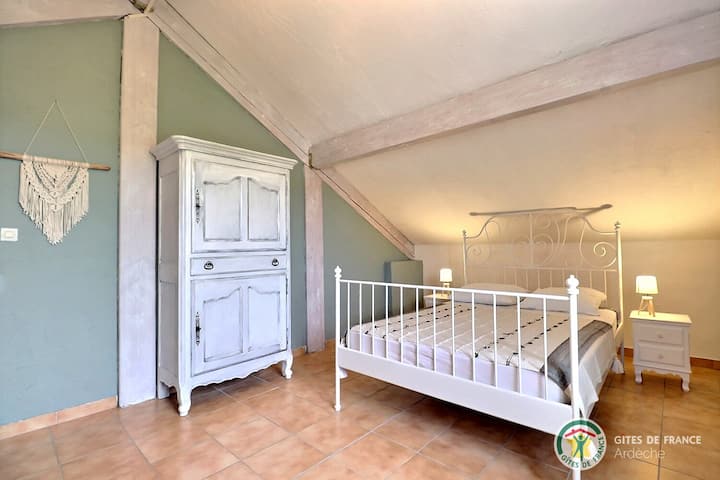 Veľká spálňa s manželskou posteľou na poschodí s posteľou 140x190 + písací stôl