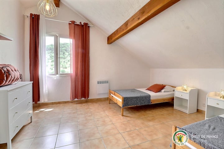 Spálňa na poschodí s dvoma samostatnými lôžkami (90x190) - možnosť premeniť sa na 1 manželskú posteľ