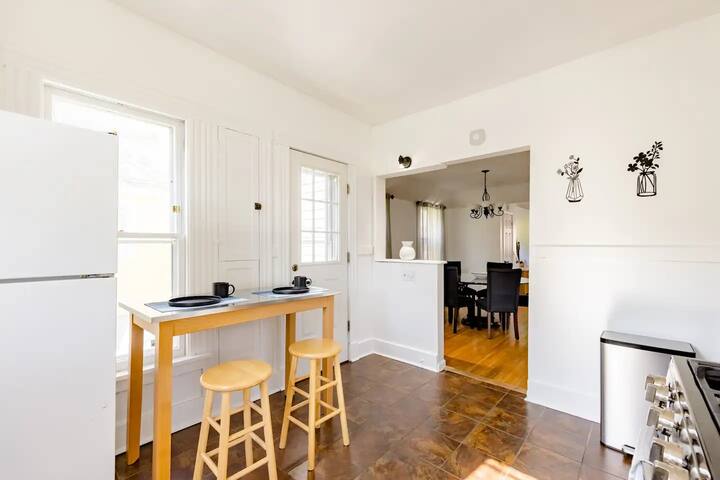 Entire house in a vibrant neighborhood – 3 Beds gallery image 4