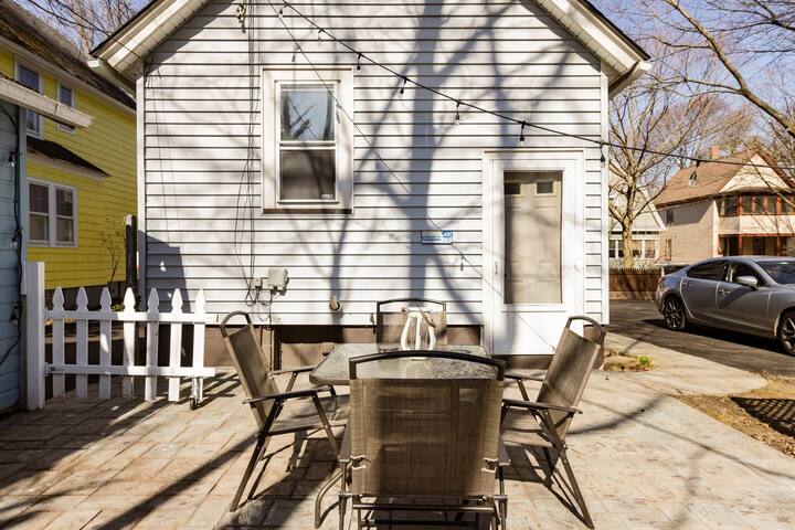 Entire house in a vibrant neighborhood – 3 Beds gallery image 2