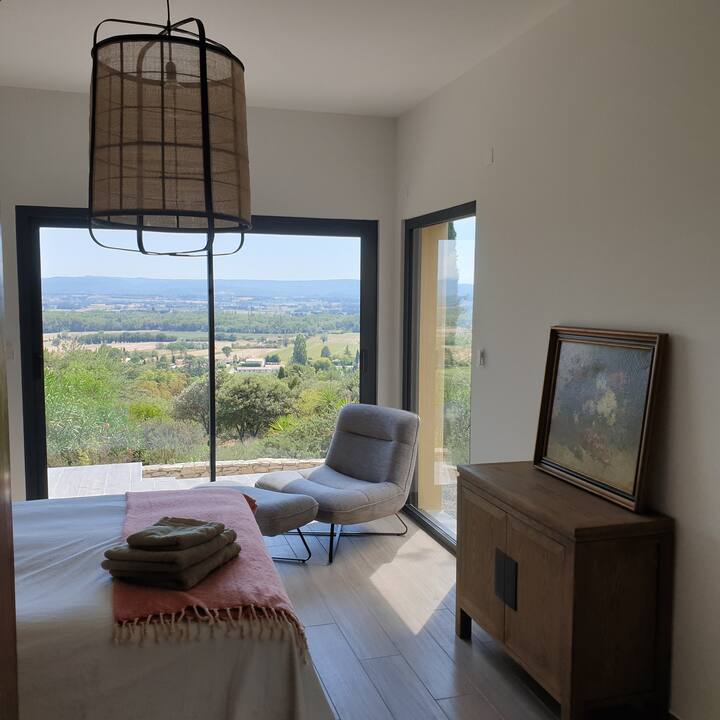 Ქვედა მთავარი აპარტამენტი, საიდანაც იშლება Parc des Baronnies Provençale 