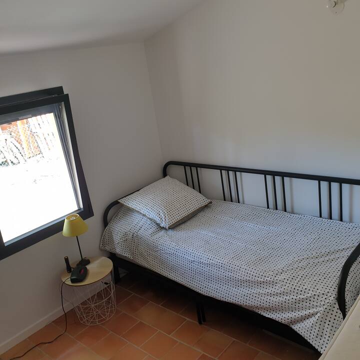 Საძინებელი № 2 ბავშვი, გასაშლელი გასაშლელი დივანი 2 80x200 მატრასით.