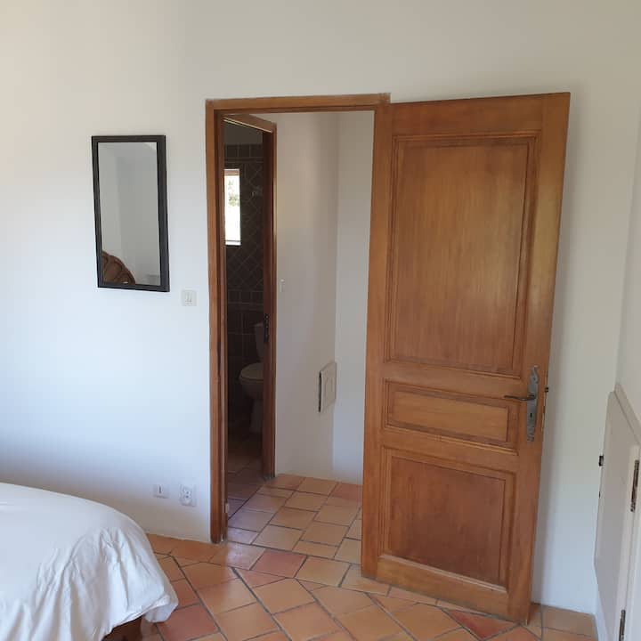 Სააბაზანოში შესასვლელი, მთავარი საძინებელი 1-ლი დონე 