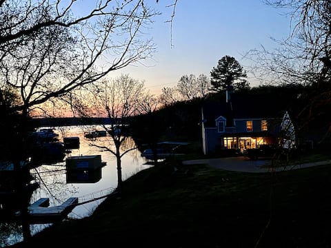 Lake House With Private Fishing & Boat Dock