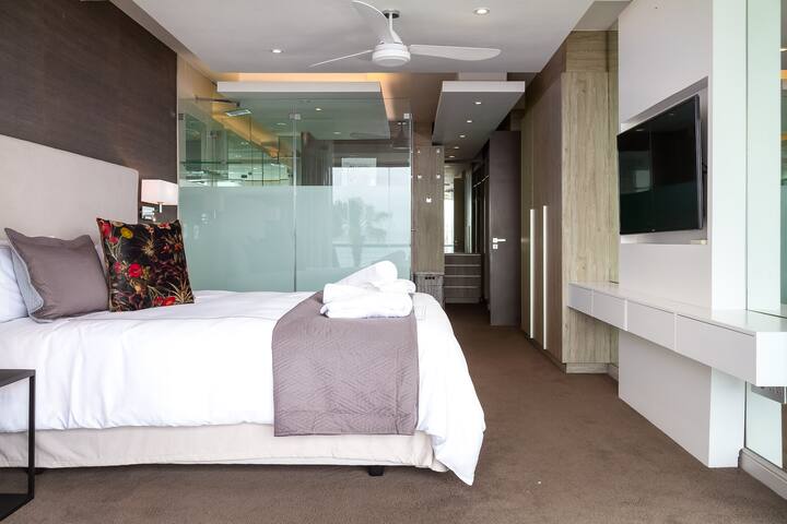 2 Bedroom WatersEdge Apt – Inverter – shared pool gallery image 4